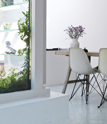 Weißer Eames DSW-Stuhl bei de.freefurn.com